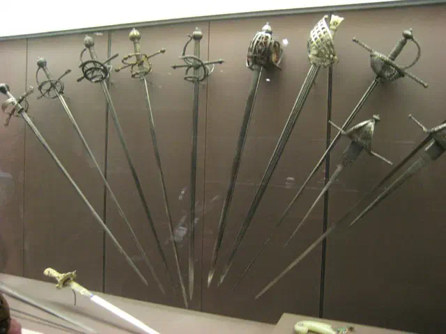 Varias roperas con diferentes guarniciones, más una espada de farol escocesa, una esclavona italiana y un par de dagas de vela.
