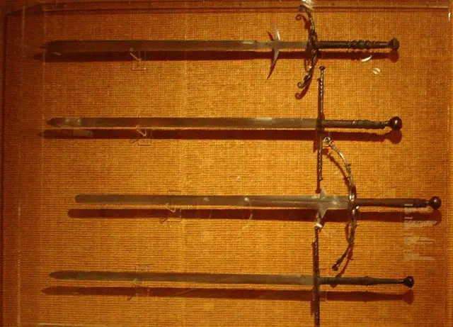 Zweihänders; la primera y tercera, comenzando por arriba, tienen falsaguarda.