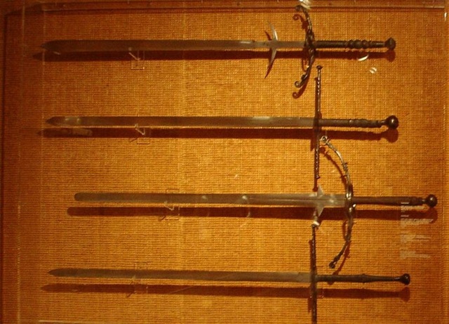Zweihänders; la primera y tercera, comenzando por arriba, tienen falsaguarda.